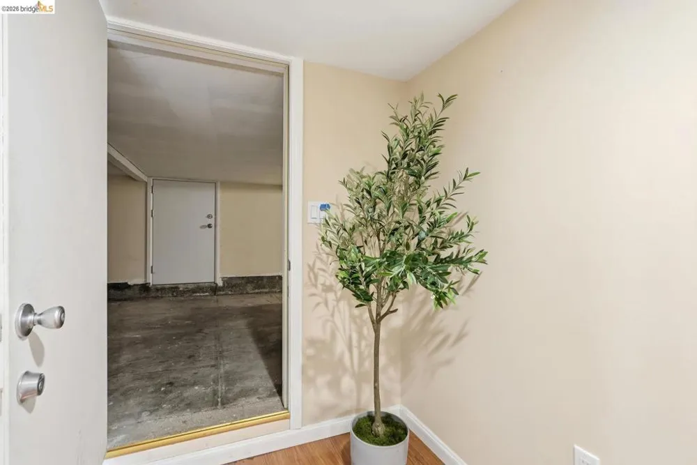 560 45th ST Oakland, CA 94609