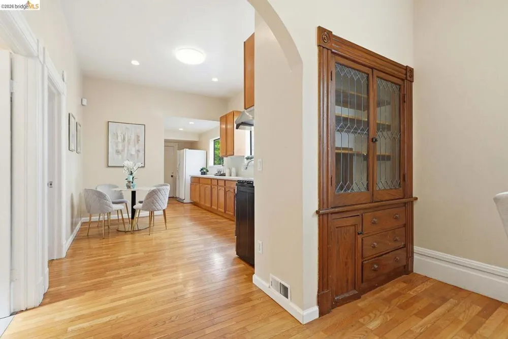 560 45th ST Oakland, CA 94609