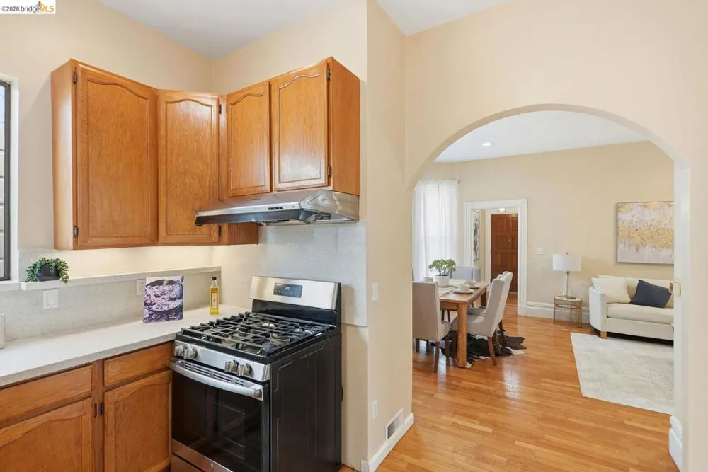 560 45th ST Oakland, CA 94609