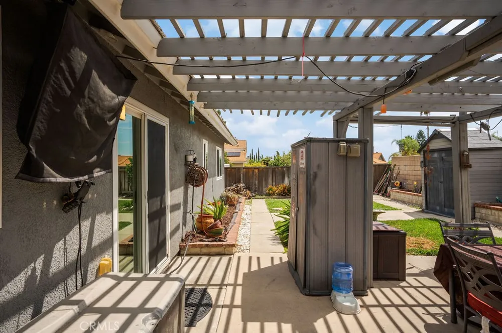 2569 W Plaza Serena Drive Rialto, CA 92377