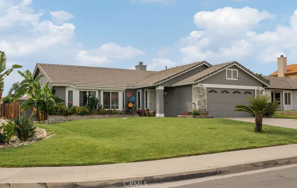 2569 W Plaza Serena Drive Rialto, CA 92377