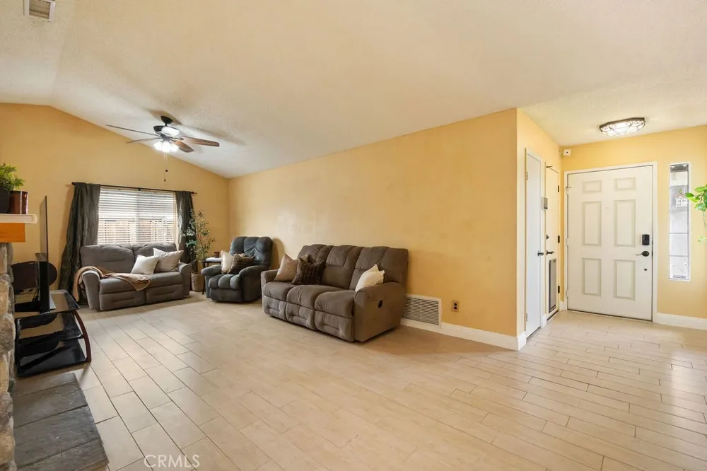 2569 W Plaza Serena Drive Rialto, CA 92377