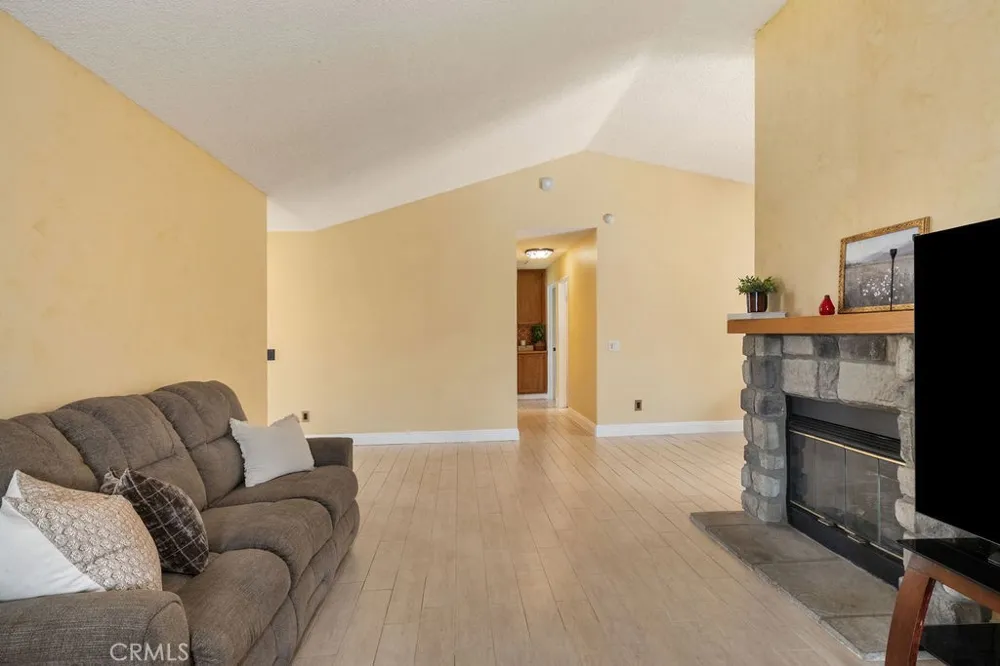 2569 W Plaza Serena Drive Rialto, CA 92377