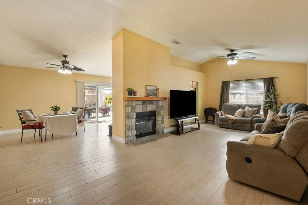 2569 W Plaza Serena Drive Rialto, CA 92377
