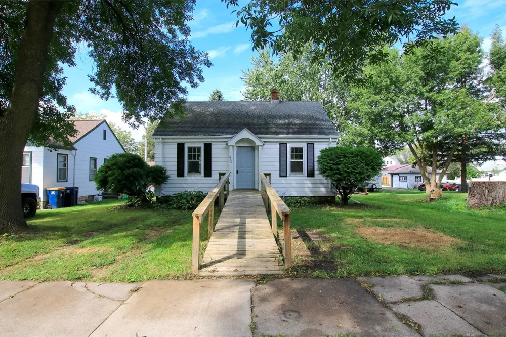 826 Bradley Avenue Gibbon, MN 55335