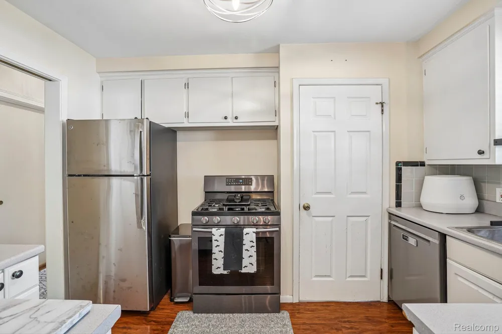 26057 Osmun Street Madison Heights City, MI 48071