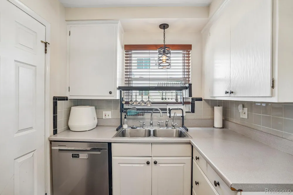 26057 Osmun Street Madison Heights City, MI 48071