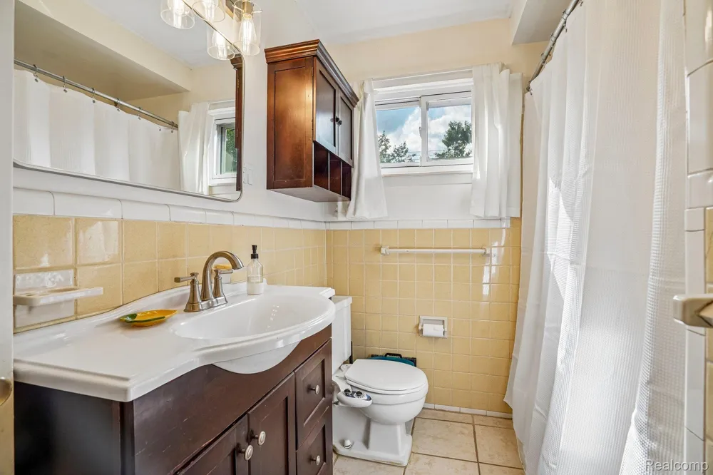 26057 Osmun Street Madison Heights City, MI 48071