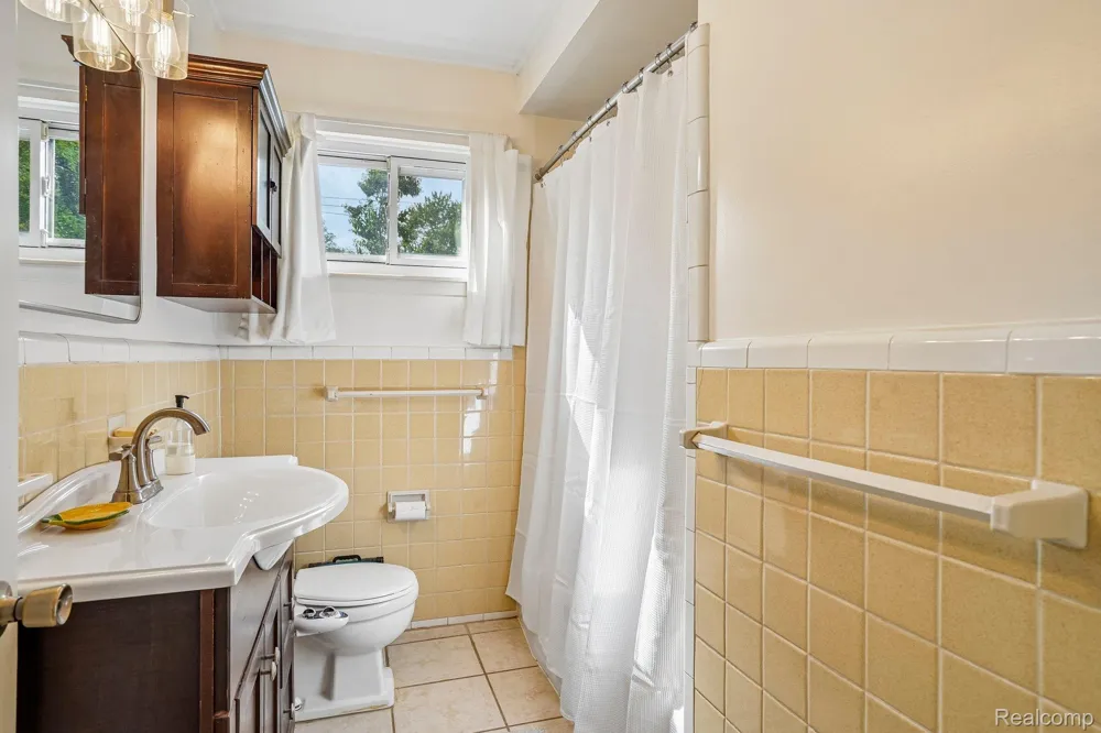 26057 Osmun Street Madison Heights City, MI 48071