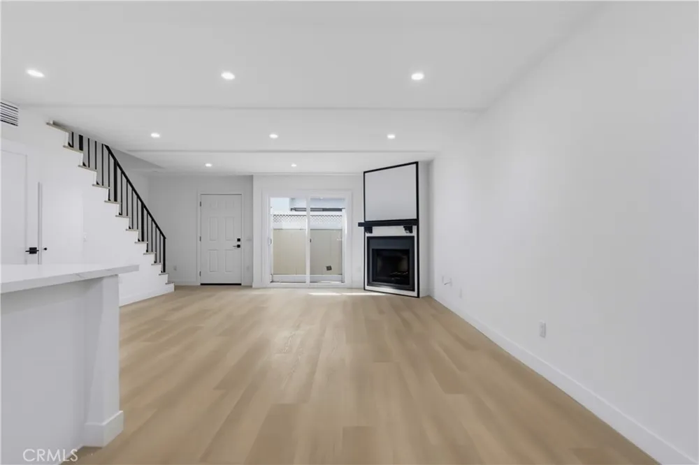 12310 Burbank #13 Los Angeles, CA 91607