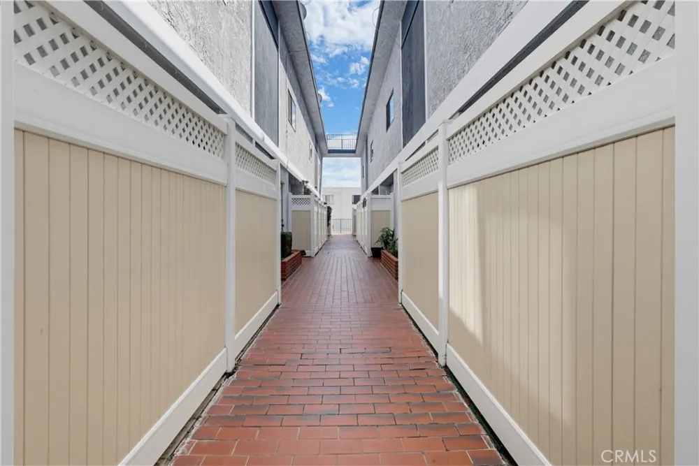 12310 Burbank #13 Los Angeles, CA 91607