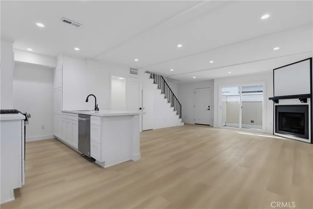 12310 Burbank #13 Los Angeles, CA 91607