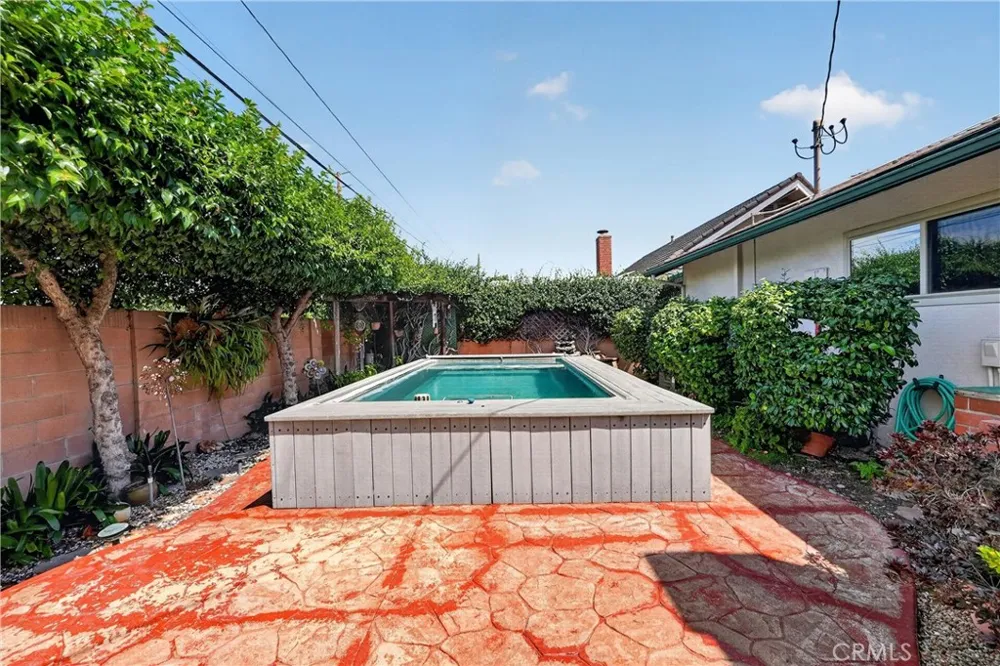 1288 Londonderry Street Costa Mesa, CA 92626