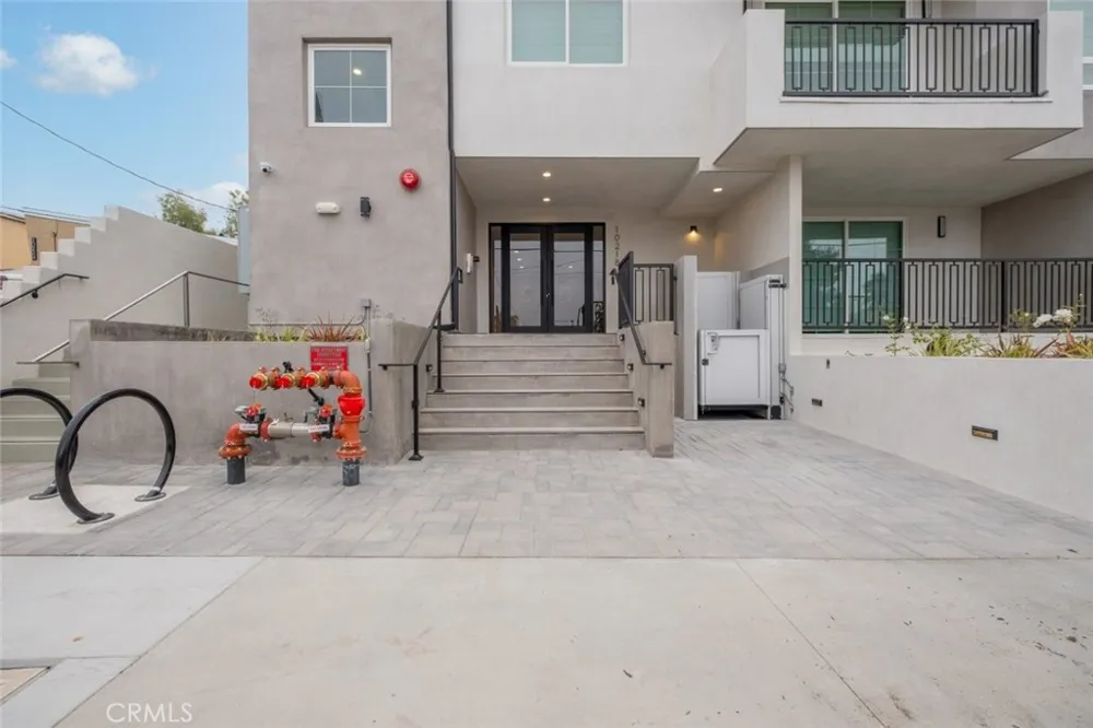 10218 Fernglen #204 Tujunga, CA 91042