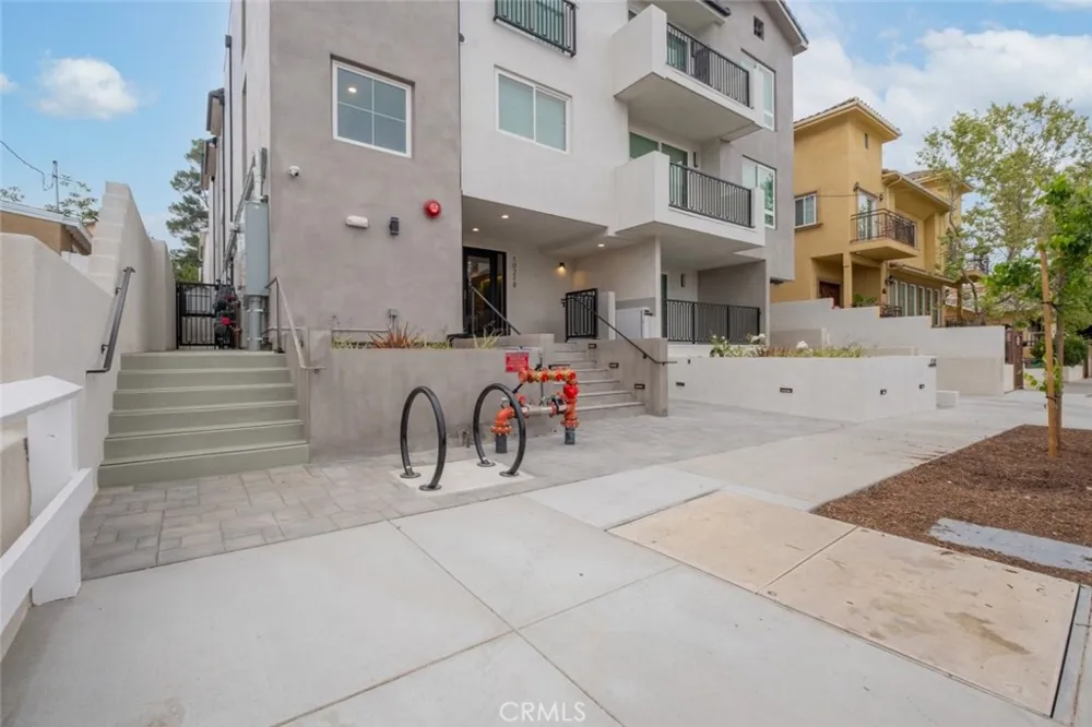 10218 Fernglen #204 Tujunga, CA 91042
