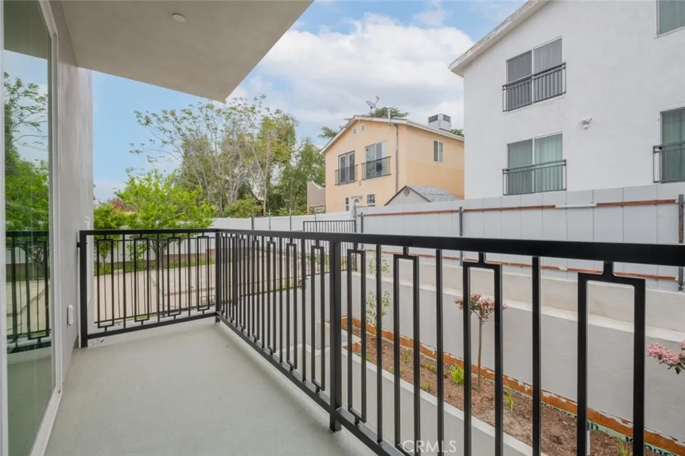 10218 Fernglen #204 Tujunga, CA 91042