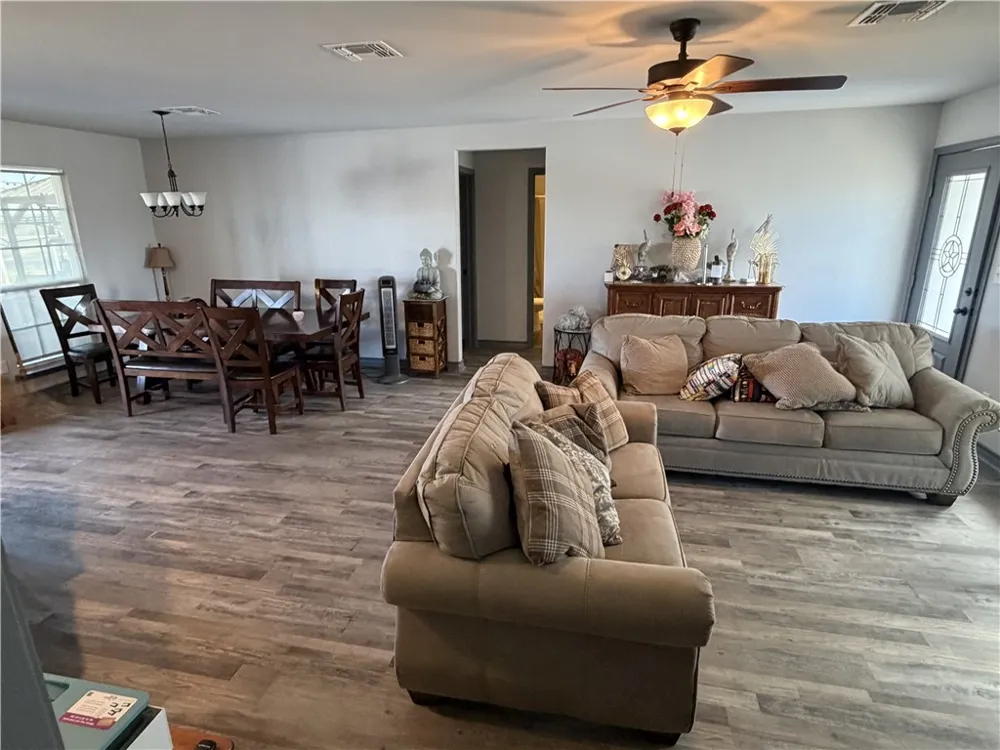 100 Lakeview Trace Three Rivers, TX 78071