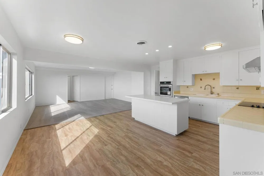 5995 La Jolla Corona La Jolla, CA 92037
