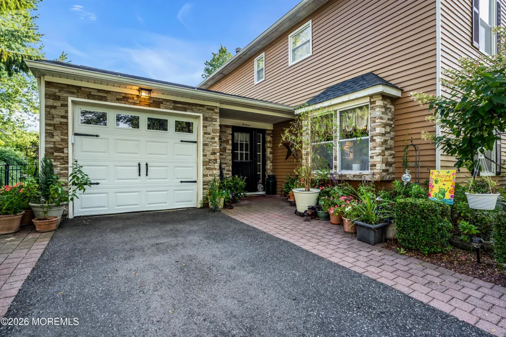 16 Hearth Court Howell, NJ 07731