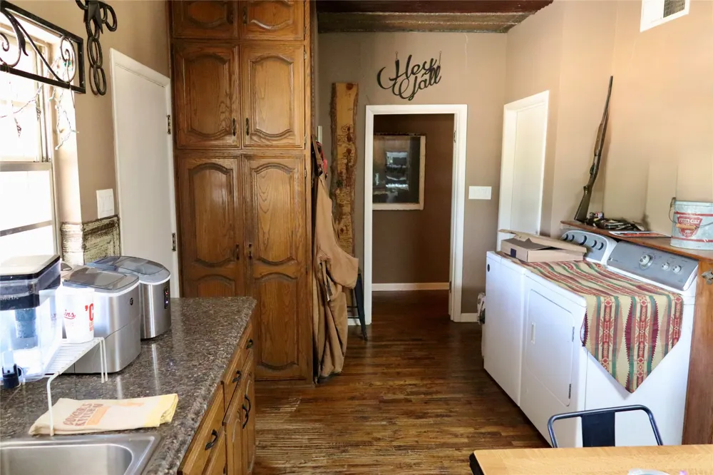 414 E Walnut Street Strawn, TX 76475