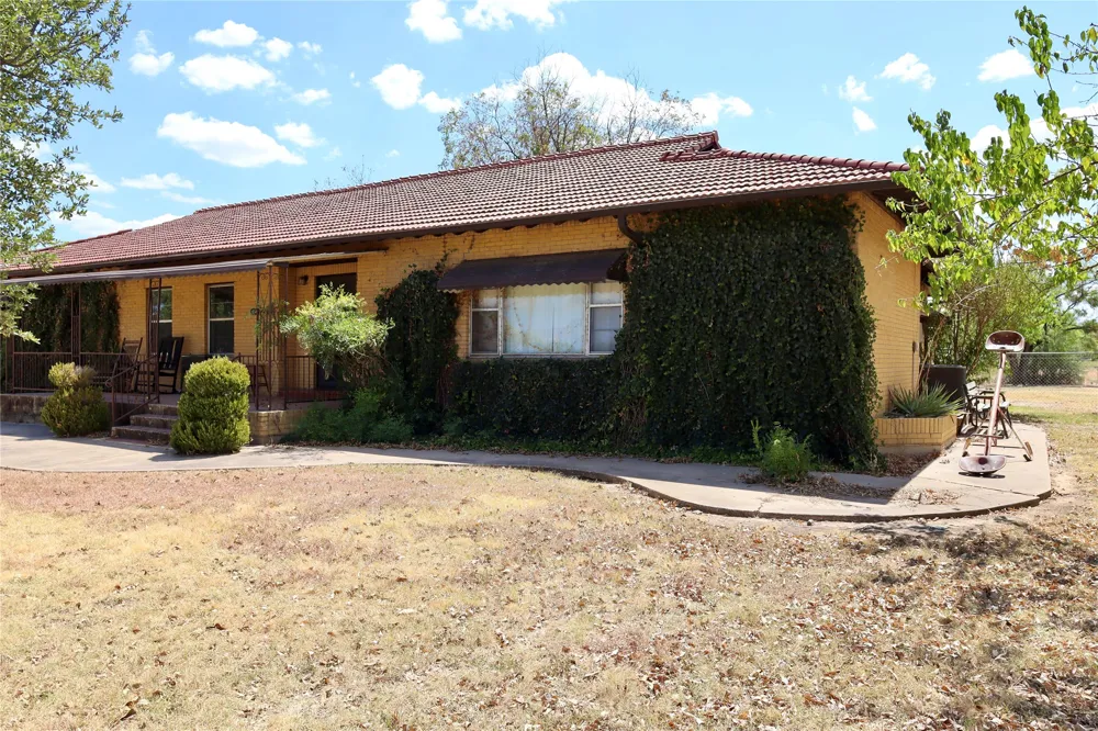 414 E Walnut Street Strawn, TX 76475