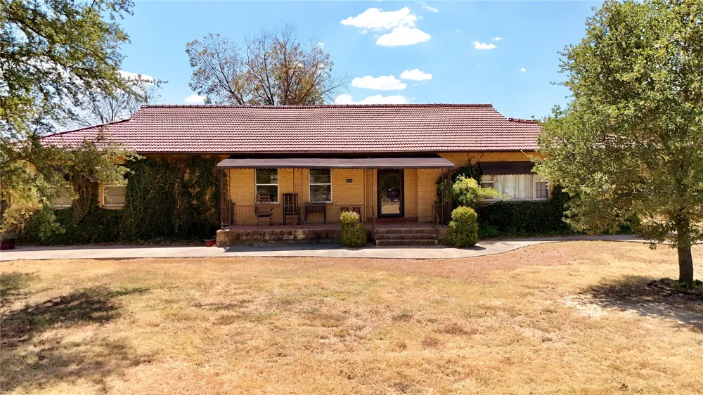 414 E Walnut Street Strawn, TX 76475