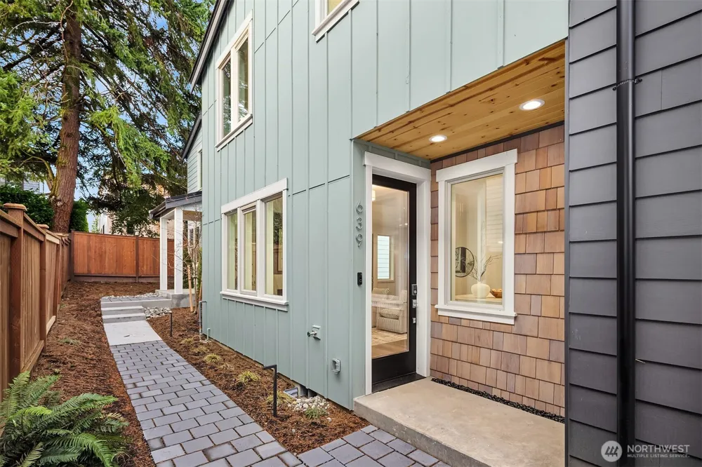 639 18th Avenue W Kirkland, WA 98033