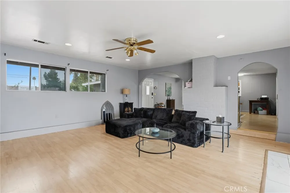 8233 Fallbrook West Hills, CA 91304