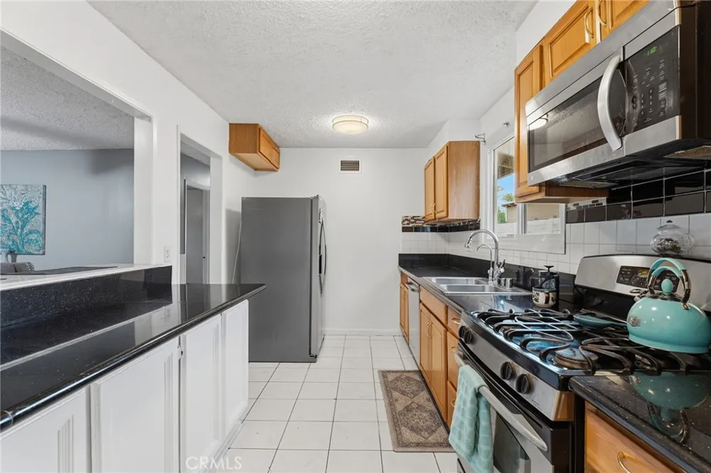 8233 Fallbrook West Hills, CA 91304