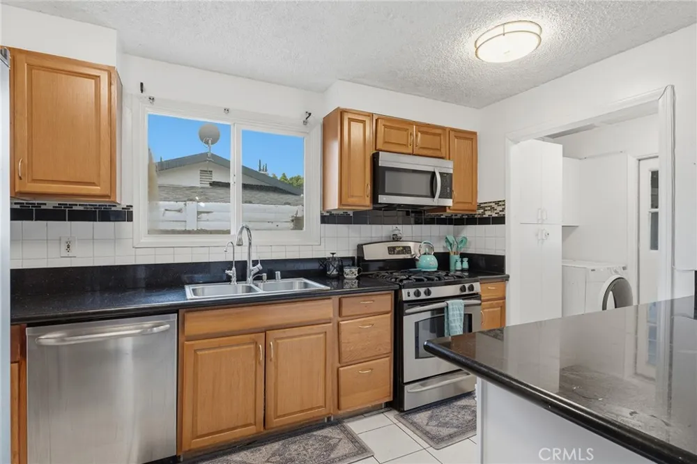 8233 Fallbrook West Hills, CA 91304