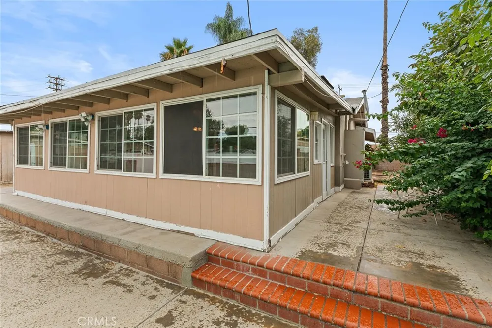 8233 Fallbrook West Hills, CA 91304