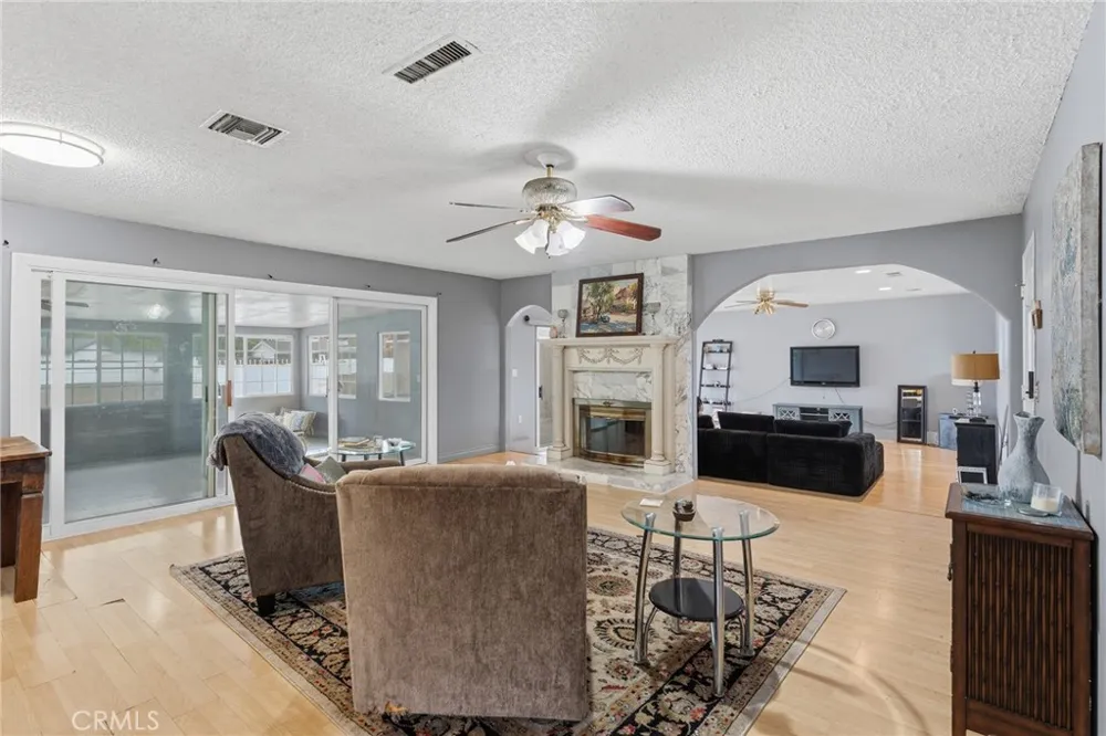 8233 Fallbrook West Hills, CA 91304