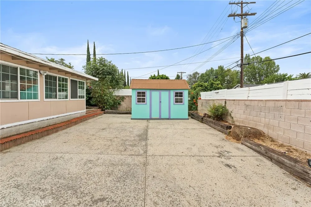8233 Fallbrook West Hills, CA 91304