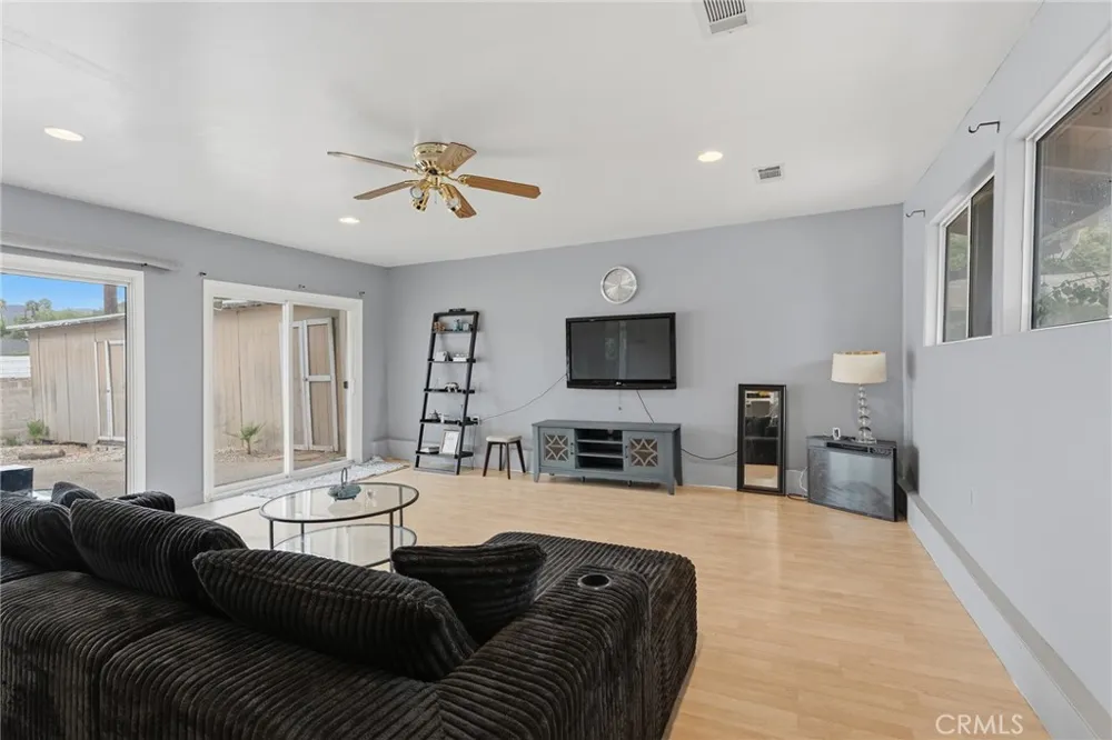 8233 Fallbrook West Hills, CA 91304