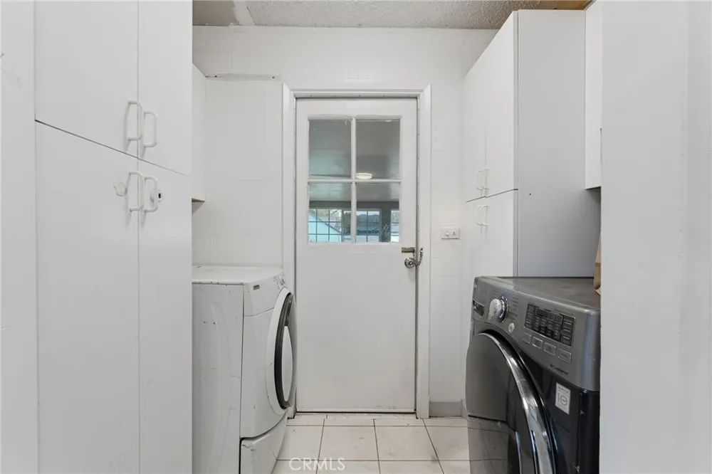 8233 Fallbrook West Hills, CA 91304