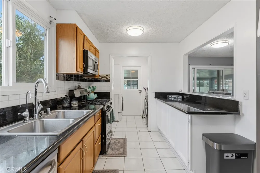 8233 Fallbrook West Hills, CA 91304