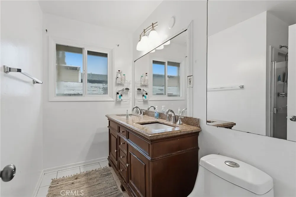 8233 Fallbrook West Hills, CA 91304
