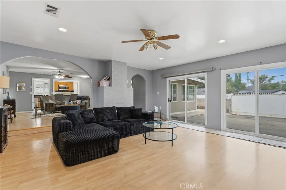 8233 Fallbrook West Hills, CA 91304