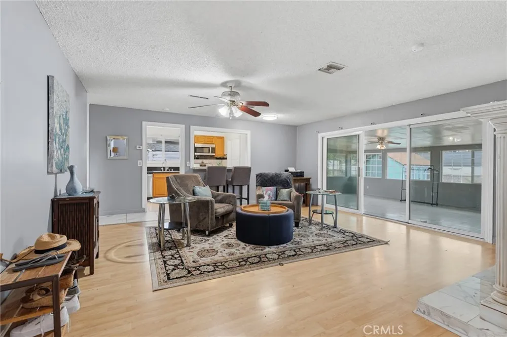 8233 Fallbrook West Hills, CA 91304