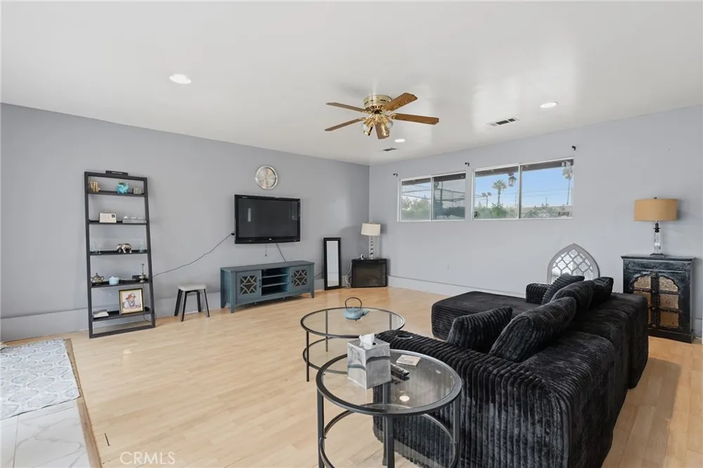 8233 Fallbrook West Hills, CA 91304