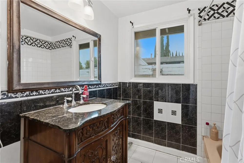 8233 Fallbrook West Hills, CA 91304