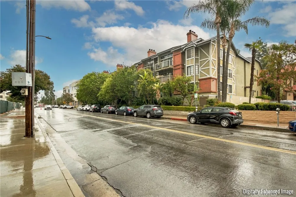 18324 Clark #110 Tarzana, CA 91356