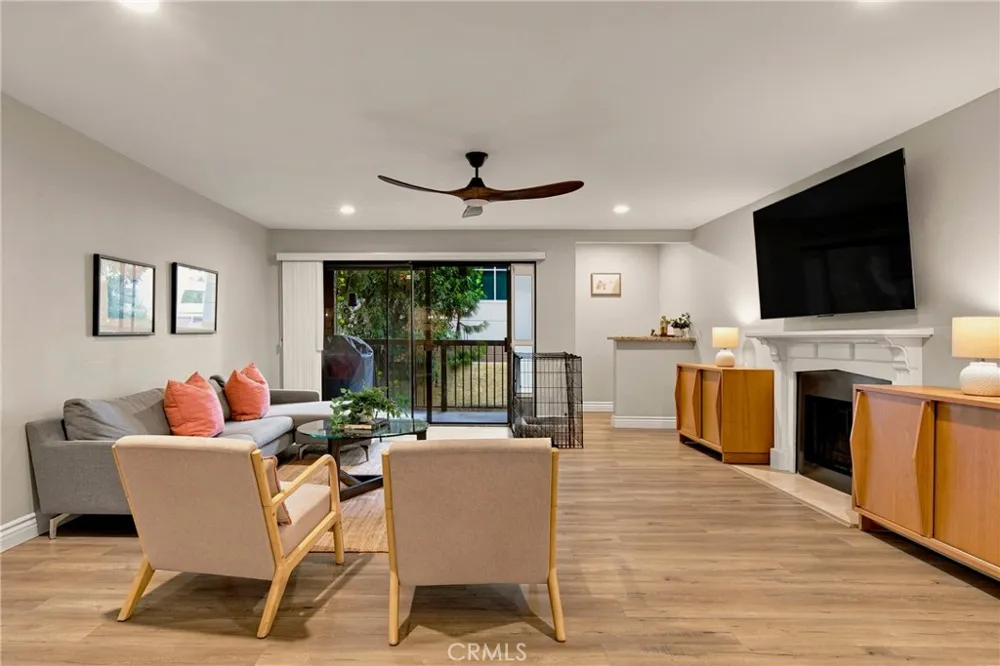 18324 Clark #110 Tarzana, CA 91356