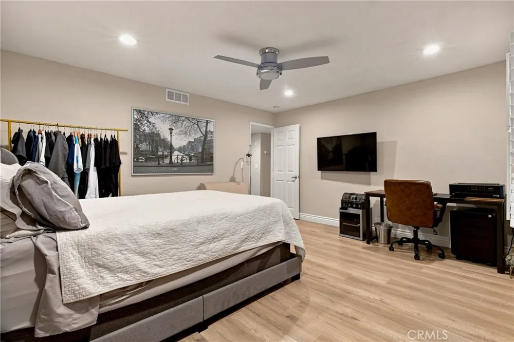 18324 Clark #110 Tarzana, CA 91356