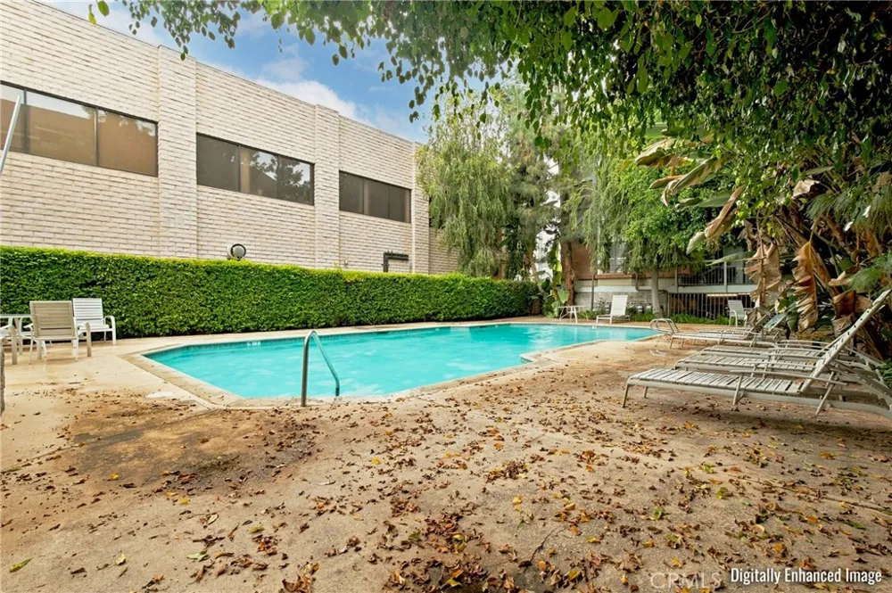 18324 Clark #110 Tarzana, CA 91356