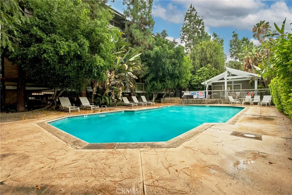 18324 Clark #110 Tarzana, CA 91356
