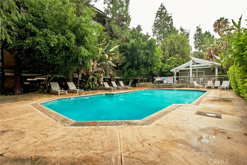 18324 Clark #110 Tarzana, CA 91356
