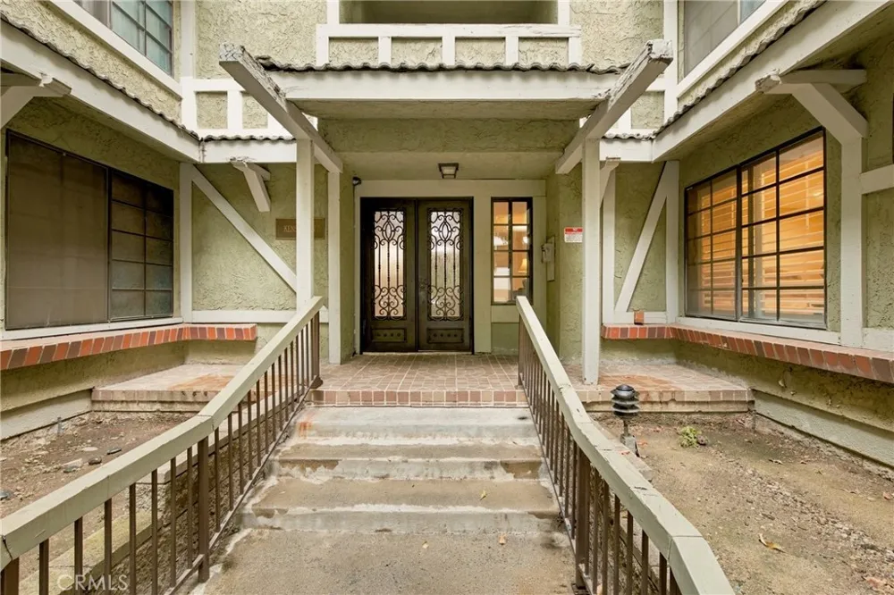 18324 Clark #110 Tarzana, CA 91356