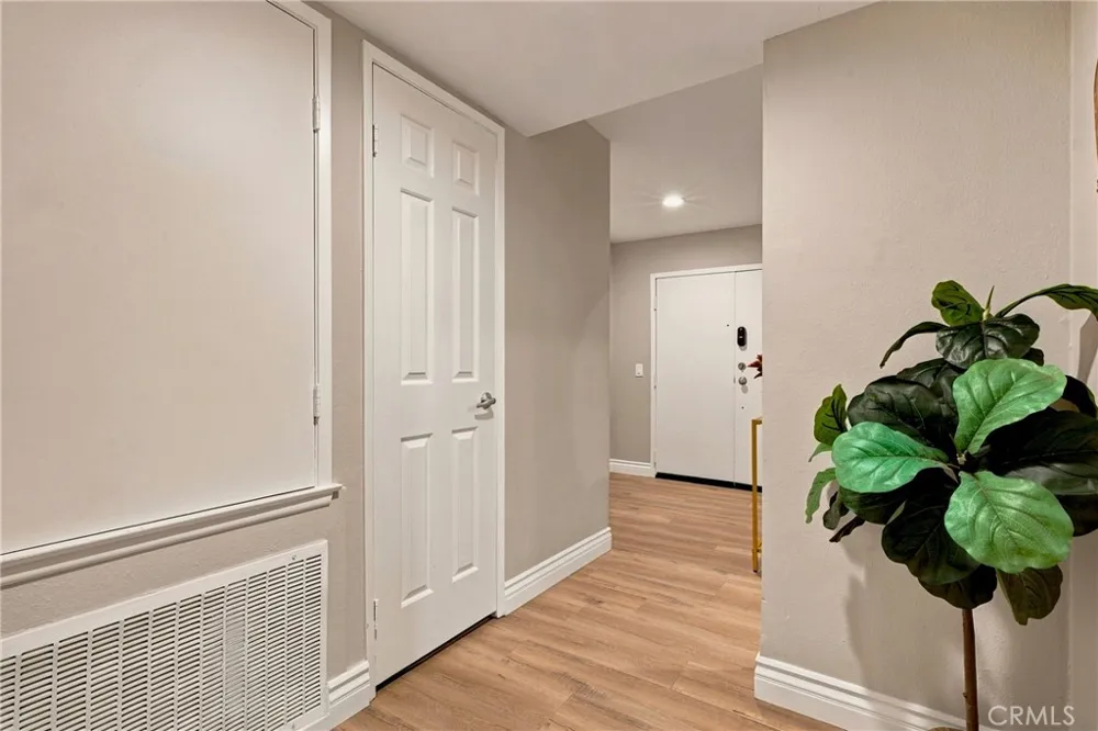 18324 Clark #110 Tarzana, CA 91356