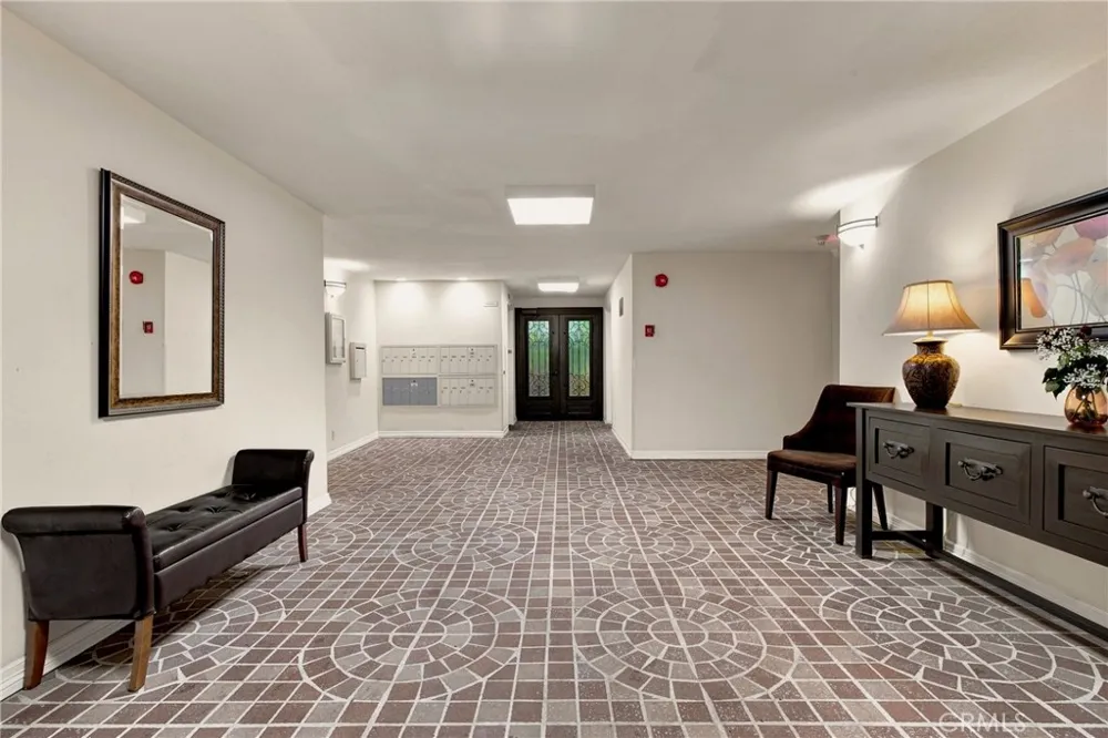 18324 Clark #110 Tarzana, CA 91356